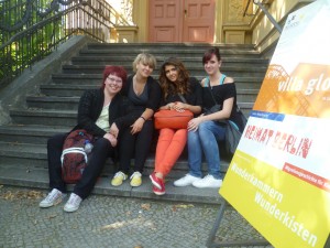 Candy (links) mit ihren Kolleginnen vor dem Jugendmuseum Schöneberg