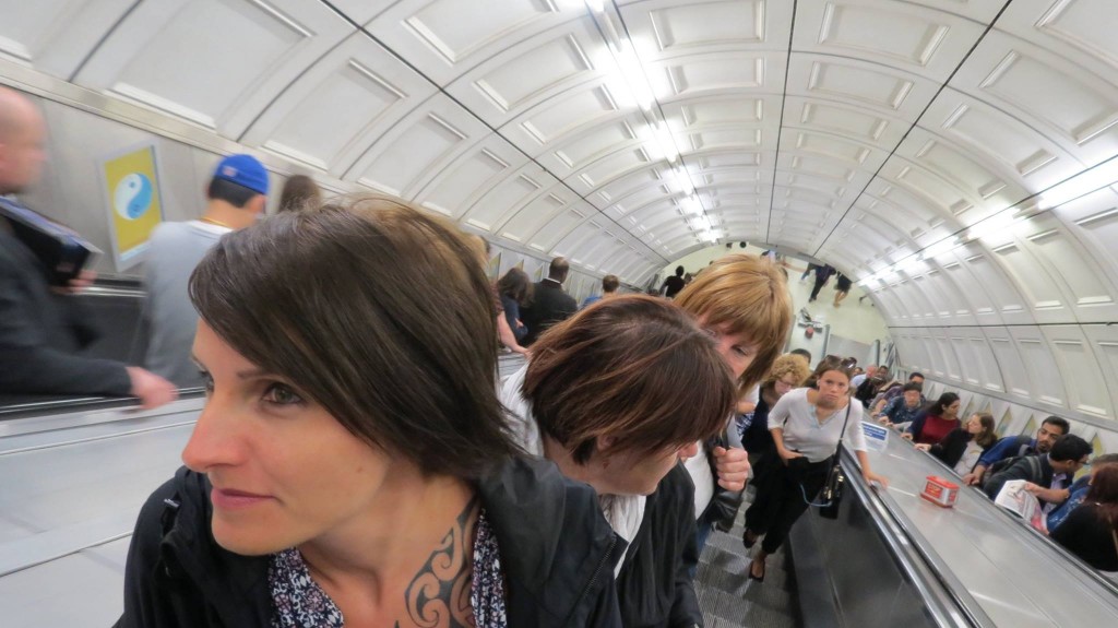 Ganz vorne auf einer der ellenlangen Rolltreppen in die Tiefen der Londoner Subway: unsere Projektleiterin Maja